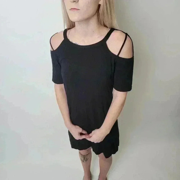 Fabletics Dresses & Skirts - Fabletics Black Sunburst Cold Shoulder Mini Tee Shirt Dress - S